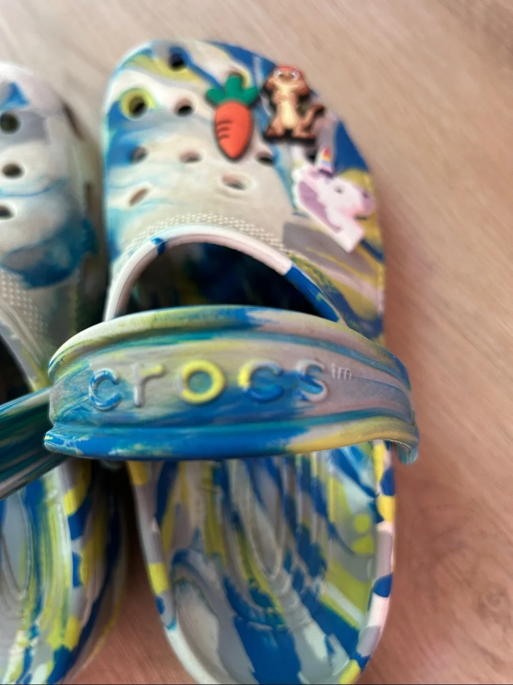 CROCS Kids' Classic Tie-Dye Marble Clogs with Charms size J 1 Little Kids